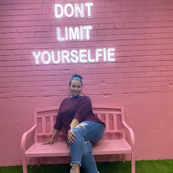 Meet your Posher, Sara - Picture 1 of 2